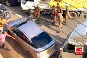 පොලිස් අණ නොතකා ධාවනය කළ රථයකට වෙඩි තබා සැකකරුවන් අත්අඩංගුවට ගනී
